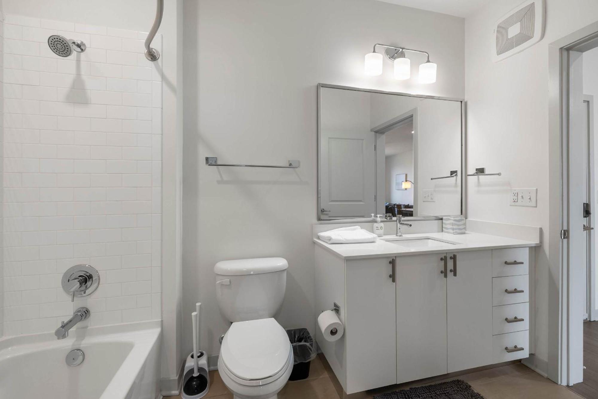 Apartment Modern Nulu 2br Cozysuites 08 Louisville